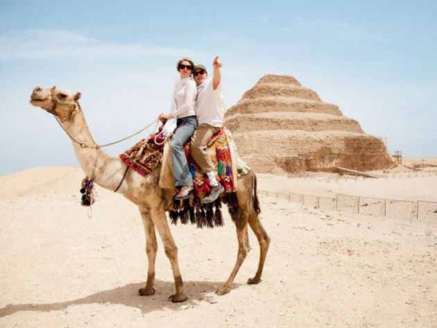 Gift er bland kameler och pyramider